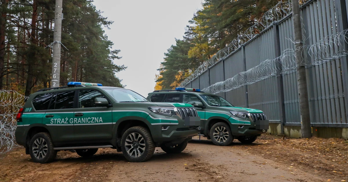 Zarzut znęcania się nad psem usłyszał funkcjonariusz straży granicznej z placówki przy granicy z Białorusią na Podlasiu. Jadąc służbowym samochodem, miał on przejechać biegającego po drodze czworonoga. Według ustaleń prokuratury było to działanie umyślne, którego można było uniknąć. Funkcjonariusz został zawieszony i grozi mu do trzech lat więzienia.