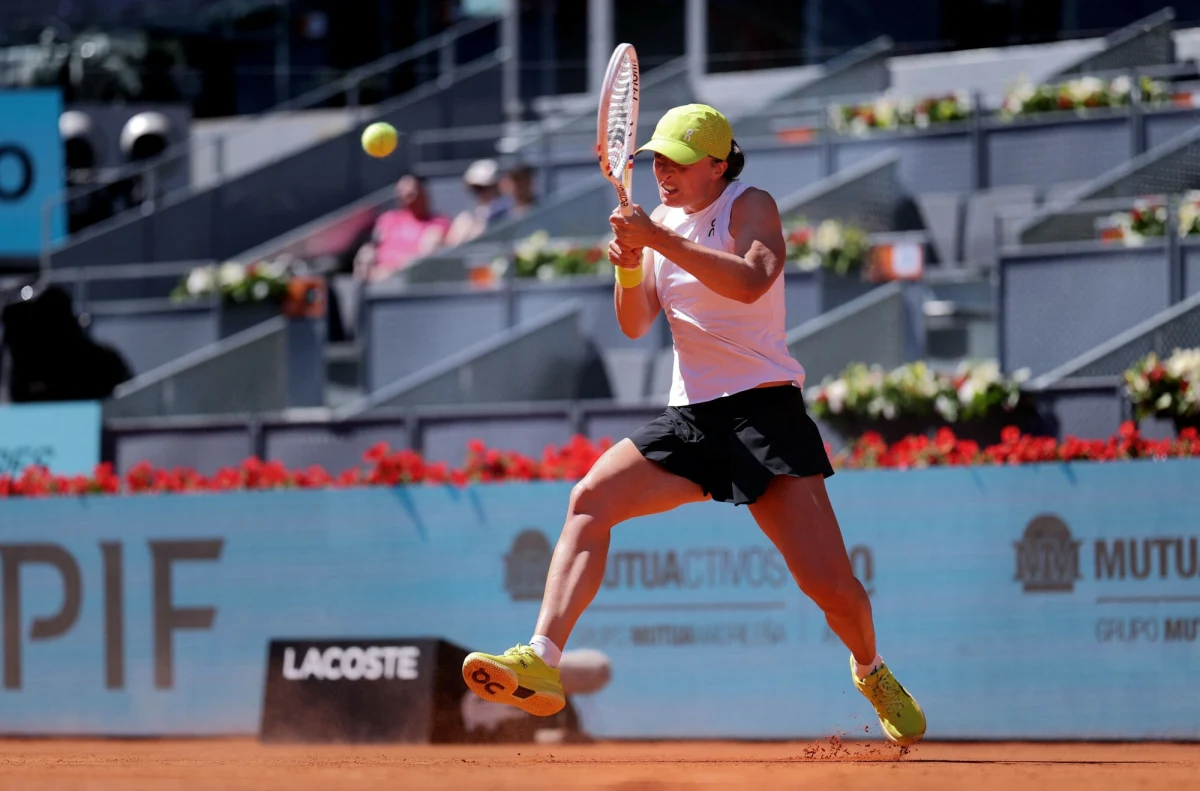 Iga Świątek rozpoczęła w Madrycie walkę w obronie tytułu w turnieju rangi WTA 1000 na kortach ziemnych. Jej pierwszą przeciwniczką była Filipinka Alexandra Eala, która wyeliminowała Polkę na turnieju w Miami. Po niezwykle dramatycznym, zaciętym meczu Iga Świątek wygrała w trzech setach: 4:6, 6:4, 6:2, meldując się w III rundzie hiszpańskiego turnieju. 