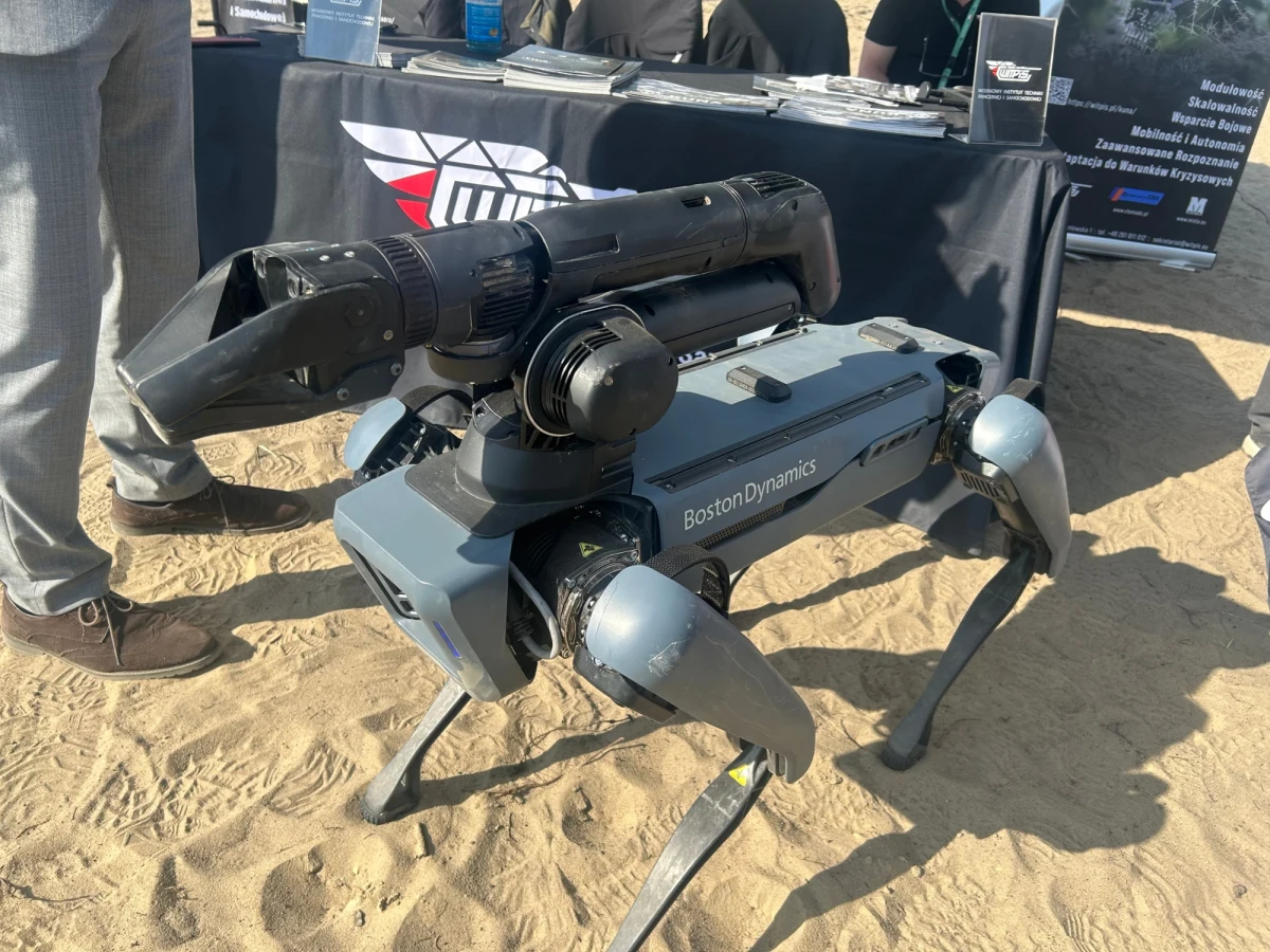 Kilkadziesiąt dronów polskiej produkcji zaprezentowano dzisiaj na terenie 1. Warszawskiej Brygady Pancernej im. Tadeusza Kościuszki. Z twórcami tych nowoczesnych maszyn spotkał się wicepremier, minister obrony narodowej Władysław Kosiniak-Kamysz. 