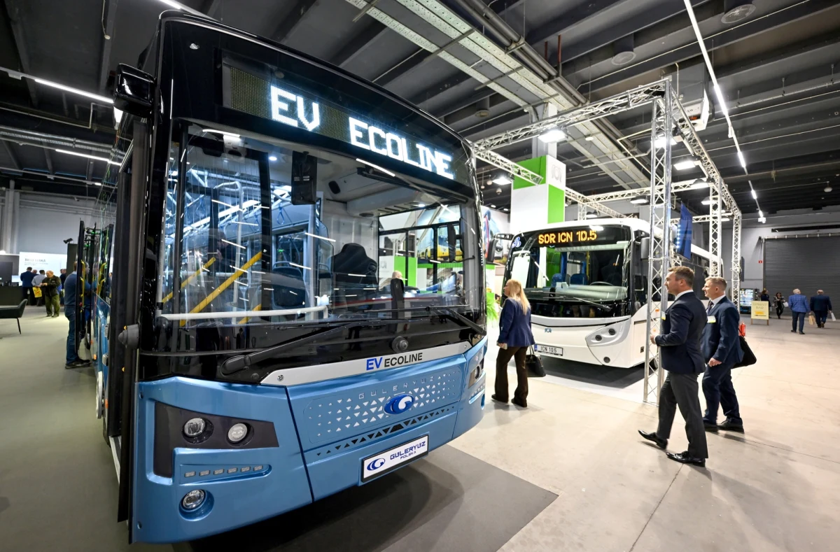 Centrum Kielc czekają duże zmiany – pięć nowych autobusów elektrycznych, siedem przystanków i linia przez ścisłe śródmieście to efekt projektu, na który miasto właśnie zdobyło ponad 12,5 mln zł unijnego wsparcia. Wszystko po to, by komunikacja była jeszcze bardziej dostępna i ekologiczna.