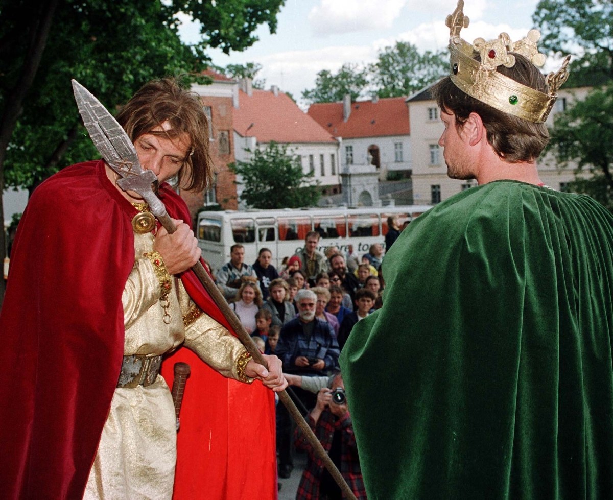 Zakaz broni w Gnieźnie. W piątek Sejm i Senat świętują koronację