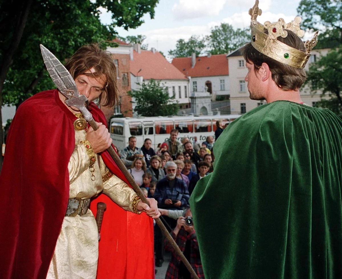 W piątek w Gnieźnie będzie obowiązywał zakaz noszenia i przemieszczania broni – nawet rozładowanej. Decyzja wynika z podwyższonego poziomu zagrożenia i konieczności zapewnienia maksymalnego bezpieczeństwa. Dodatkowe środki wprowadzono w związku z wyjątkowym wydarzeniem – uroczystym posiedzeniem Sejmu i Senatu z okazji 1000. rocznicy koronacji pierwszych królów Polski.