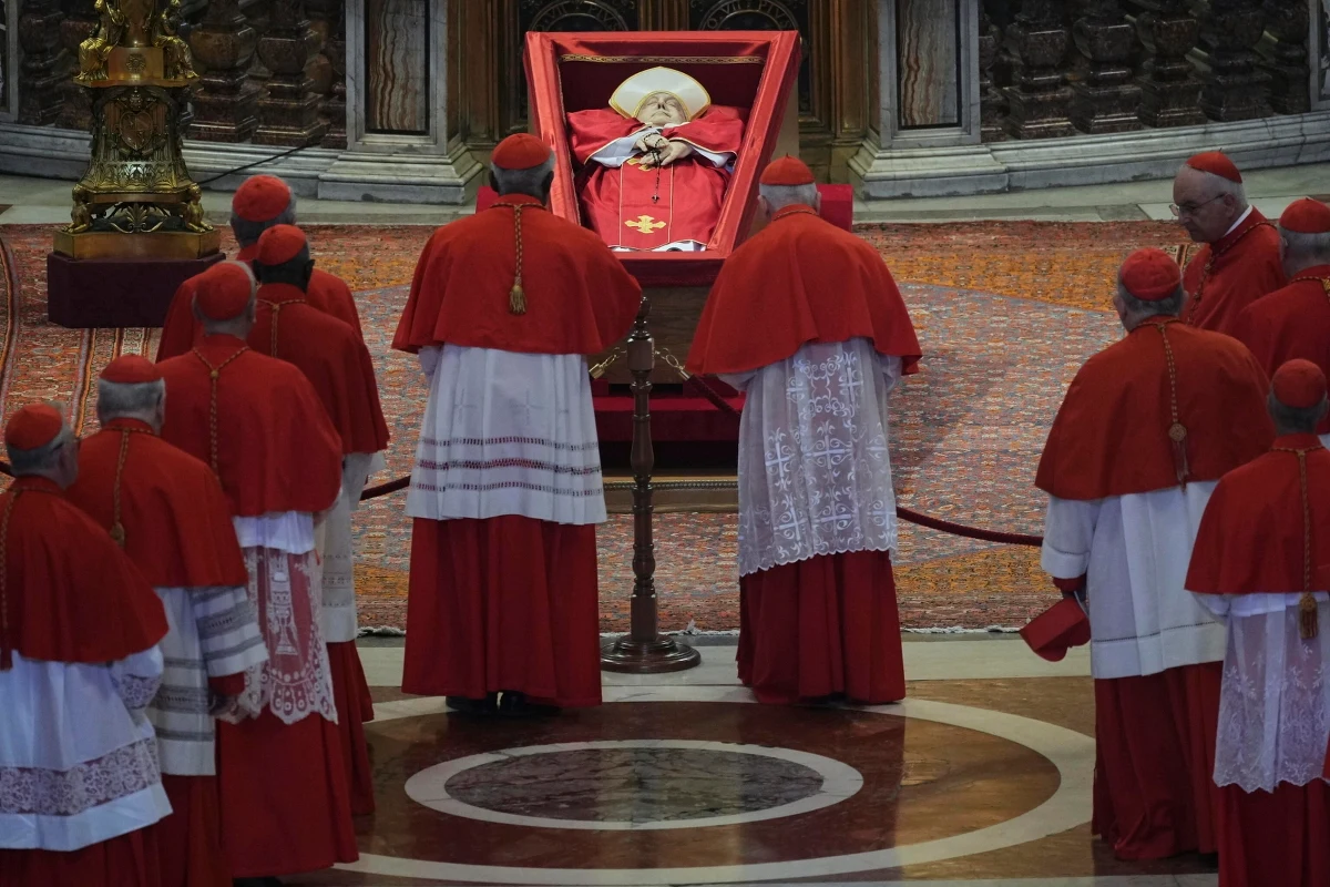Kto nowym papieżem po śmierci Franciszka? Wyboru dokona konklawe. Daty jego rozpoczęcia wciąż nie znamy, choć zbierający się w Watykanie kardynałowie wskakują na jeden termin.