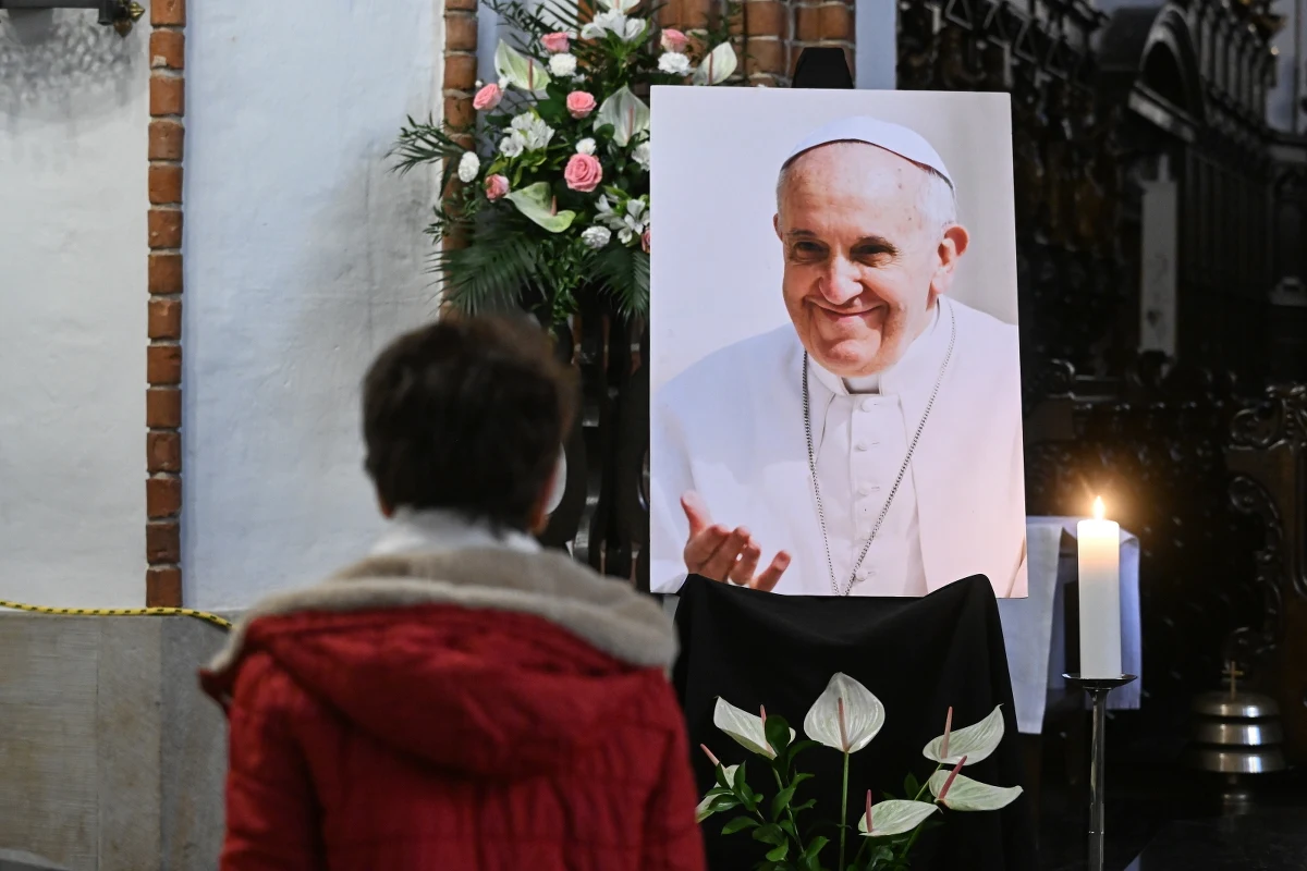 W sobotę w Watykanie odbędzie się pogrzeb papieża Franciszka. Jak Polacy oceniają jego pontyfikat? Czy ich zdaniem dobrze wywiązywał się z obowiązkow głowy Kościoła katolickiego? Stosunek Polaków do Franciszka pokazuje najnowszy sondaż IBRiS dla PAP. 