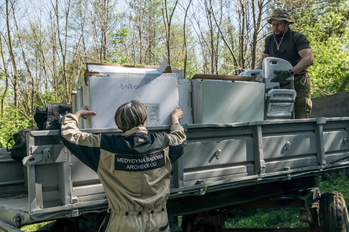 W czwartek w dawnej wsi Puźniki w obwodzie tarnopolskim na zachodzie Ukrainy rozpoczęły się ekshumacje Polaków zamordowanych przez ukraińskich nachonalistów. Jak to wydarzenie ocenia Bartosz Cichocki, były ambasador Polski w Kijowie? Pytał go o to Piotr Salak - gospodarz Rozmowy o 7:00 w Radiu RMF24. "Ja nie nazywałbym tego przełomem i unikał tutaj jakichś wielkich wielkich słów. Im więcej ciszy w tej sprawie, tym lepiej" - stwierdził Cichocki. 
