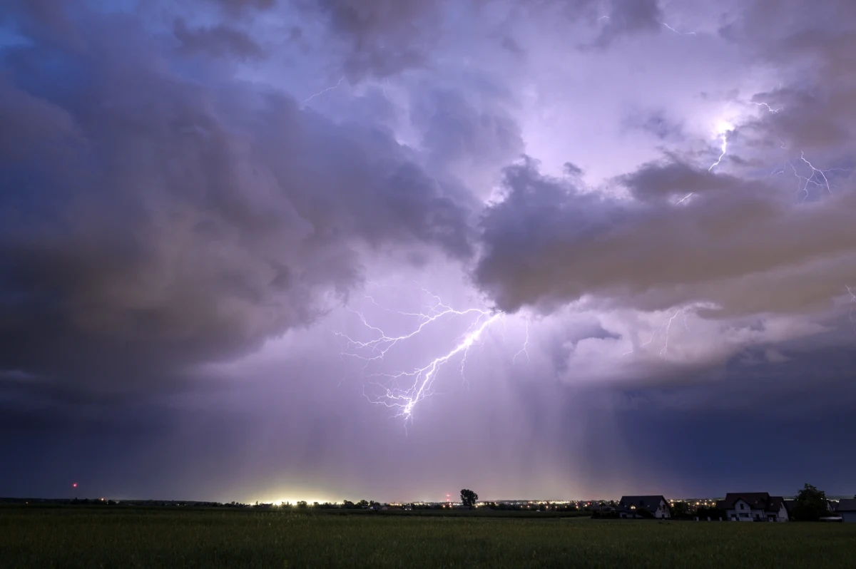 ​W piątek nadal przewaga chmur i deszczowo. Synoptycy prognozują, że najwięcej opadów do 55 mm i burze wystąpią na krańcach Podkarpacia, Małopolski i Śląska.
