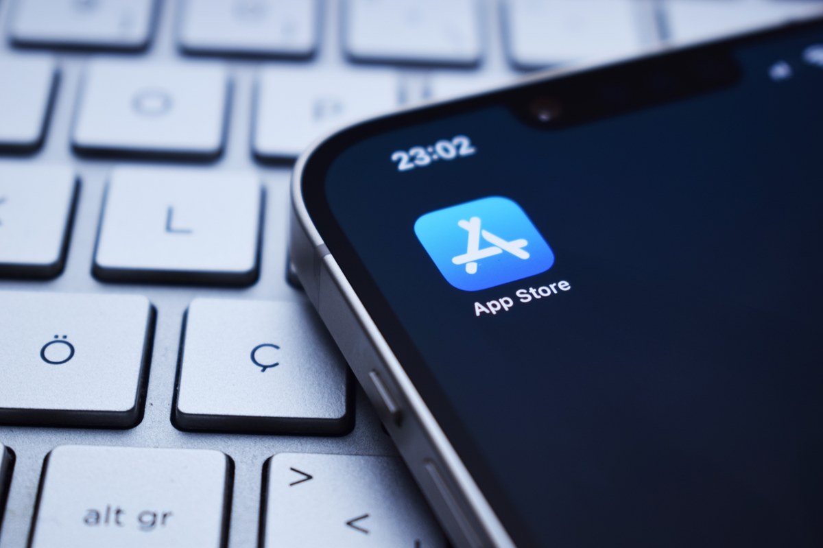Apple podjęło strategiczną decyzję o przeniesieniu montażu wszystkich iPhone'ów sprzedawanych na amerykańskim rynku z Chin do Indii. Według informacji opublikowanych przez "Financial Times" zmiana ta ma zostać zrealizowana do 2026 roku. Decyzja ta jest odpowiedzią na rosnące napięcia handlowe i wysokie cła nałożone przez administrację prezydenta Donalda Trumpa.