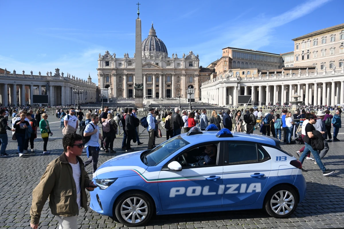 Rzym i Watykan zamieniły się w twierdzę - na dachach budynków pojawili się snajperzy, a służby bezpieczeństwa wprowadziły stan najwyższej gotowości. Włoska stolica przygotowuje się na historyczne wydarzenie: uroczystości po śmierci papieża Franciszka. Tysiące wiernych, światowi przywódcy i ogromne emocje - odliczanie do pożegnania Ojca Świętego już się rozpoczęło.
