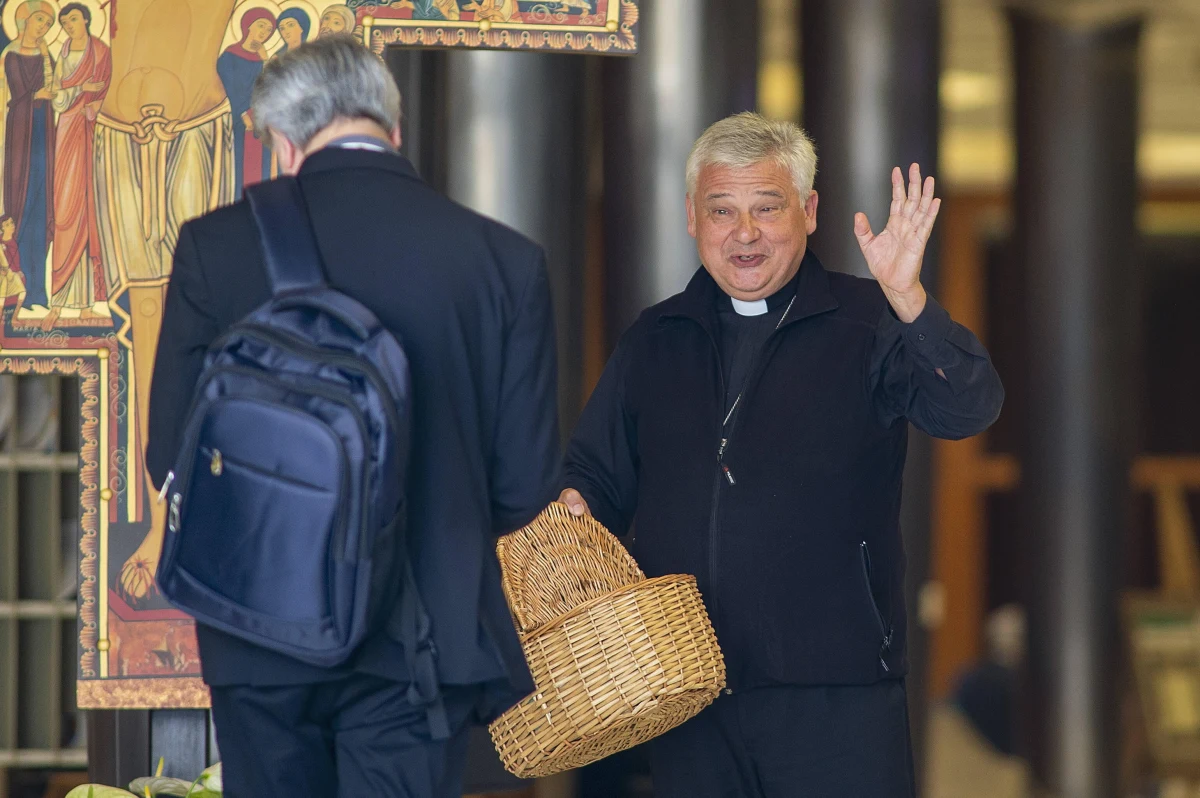 W Watykanie trwają przygotowania do pogrzebu papieża Franciszka, a także do konklawe, które wybierze kolejnego zwierzchnika kościoła powszechnego. Wiadomo, że w zgromadzeniu kardynałów weźmie udział czterech Polaków. Okazuje się, że jeden z nich jest nawet wymieniany w gronie kandydatów na nowego biskupa Rzymu. Kto to jest? Odpowiedź znajdziecie w tym artykule.