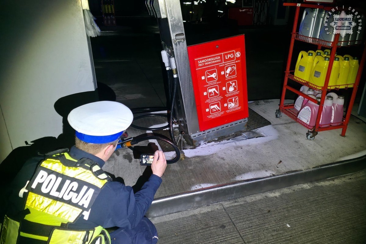 Nieuwaga kierowcy mogła skończyć się tragedią na stacji paliw