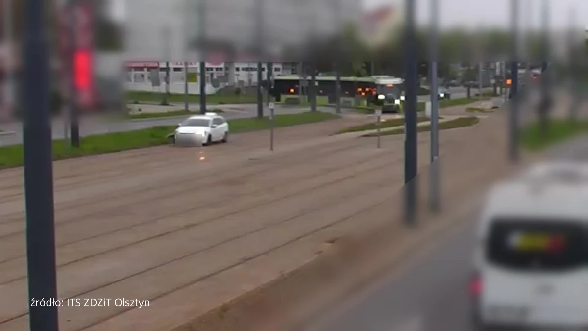 Do niebezpiecznego incydentu z udziałem pijanego kierowcy taksówki na aplikację doszło w Olsztynie. Mężczyzna, mając 3,6 promila alkoholu w wydychanym powietrzu, uderzył w słup trakcji tramwajowej, skosił znak drogowy i wjechał na torowisko, gdzie utknął na krawężniku. Na szczęście w momencie zdarzenia nie przewoził pasażerów, a przechodnie nie ucierpieli. Policja zatrzymała kierowcę, odebrała mu prawo jazdy i zabezpieczyła pojazd. Zostanie przesłuchany po wytrzeźwieniu.