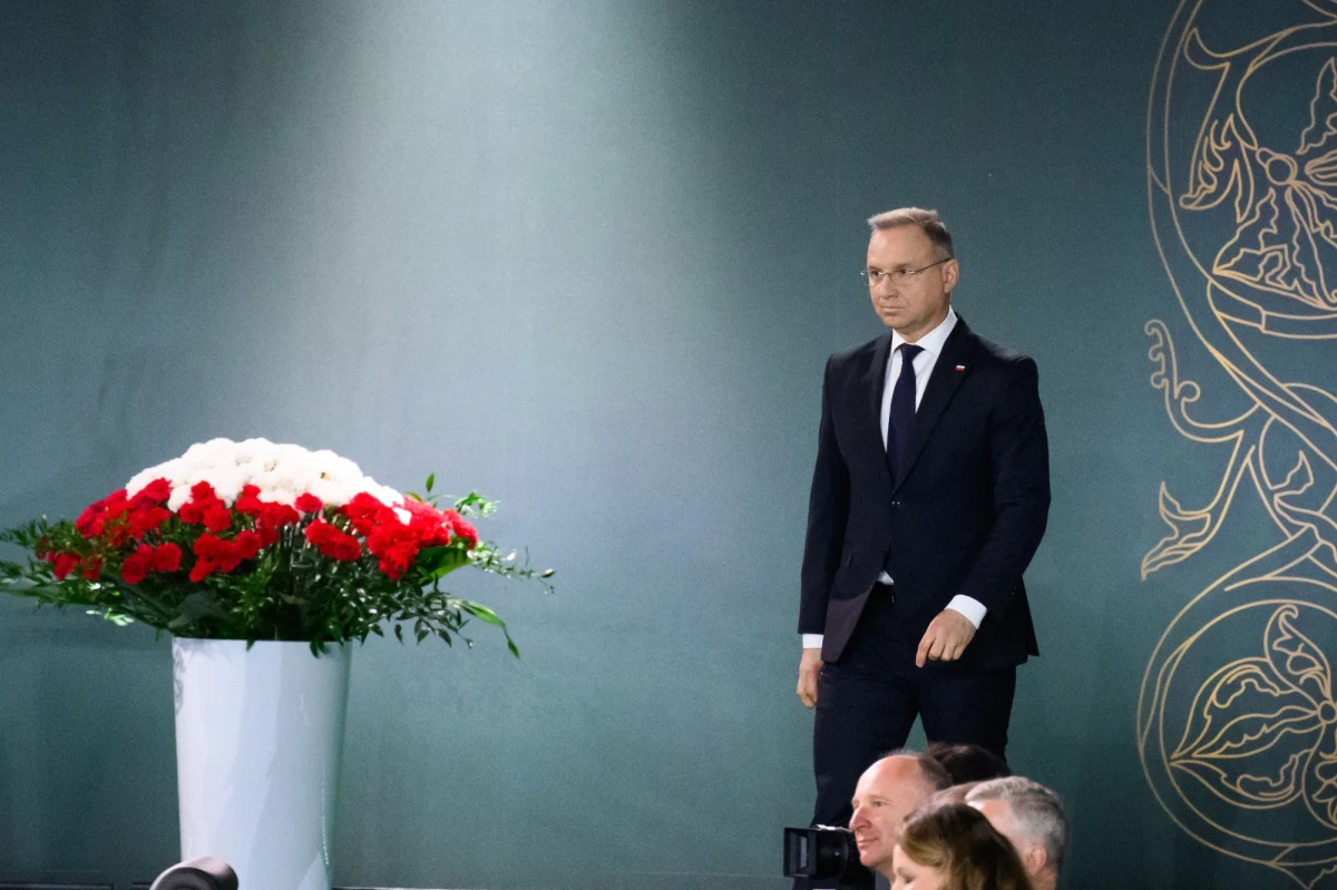 "Staję tu, by oddać hołd pierwszym królom Polski, aby uczcić ich wiarę i nadzieję, odwagę i ambicję, dalekowzroczność i wytrwałość" - powiedział prezydent Andrzej Duda w Gnieźnie podczas uroczystego zgromadzenia posłów i senatorów z okazji 1000-lecia koronacji pierwszego króla Polski. Prezydent podkreślił, że zgromadzenie odbywa się w Gnieźnie - w kolebce polskiej państwowości. Obecny na miejscu premier Donald Tusk stwierdził, że Bolesław Chrobry pozostawił po sobie jedno słowo, najwyższej wagi - słowo Polska, a żaden polityk nie ma monopolu na polskość. Szef rządu mówił też m.in. o pogoni za największymi gospodarkami świata.