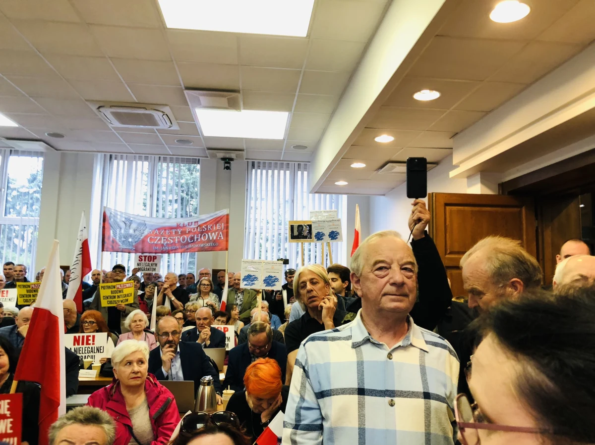 W burzliwej atmosferze, kolejny już raz miejscy radni z Piotrkowa Trybunalskiego dyskutują w sprawie utworzenia w tym mieście Centrum Integracji Cudzoziemców. Piątkową sesję rady miasta znowu zakłócił protest mieszkańców. Wznosili oni okrzyki "Bóg, honor i Ojczyzna" oraz "Tu jest Polska.