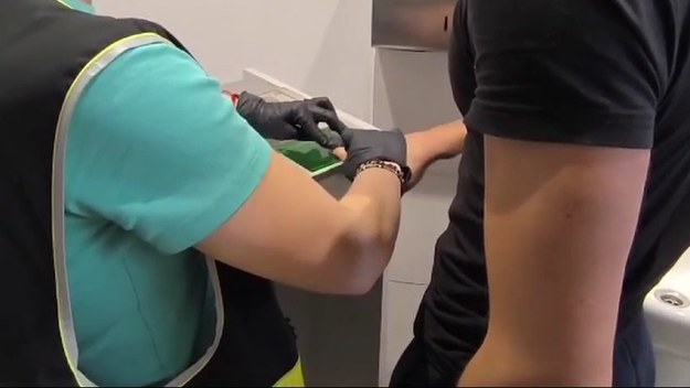 30-letni kierowca Skody celowo potrącił mężczyznę, z którym popadł w konflikt. Mężczyzna nie tylko potrącił, ale również nie udzielił mu pomocy medycznej, nie wezwał również służb ratunkowych. W Skodzie było również 4 pasażerów, którzy również nie udzielili poszkodowanemu pomocy medycznej. Prokuratura Rejonowa w Otwocku objęła kierowcę dozorem Policji, grozi mu kara do 5 lat pozbawienia wolności.