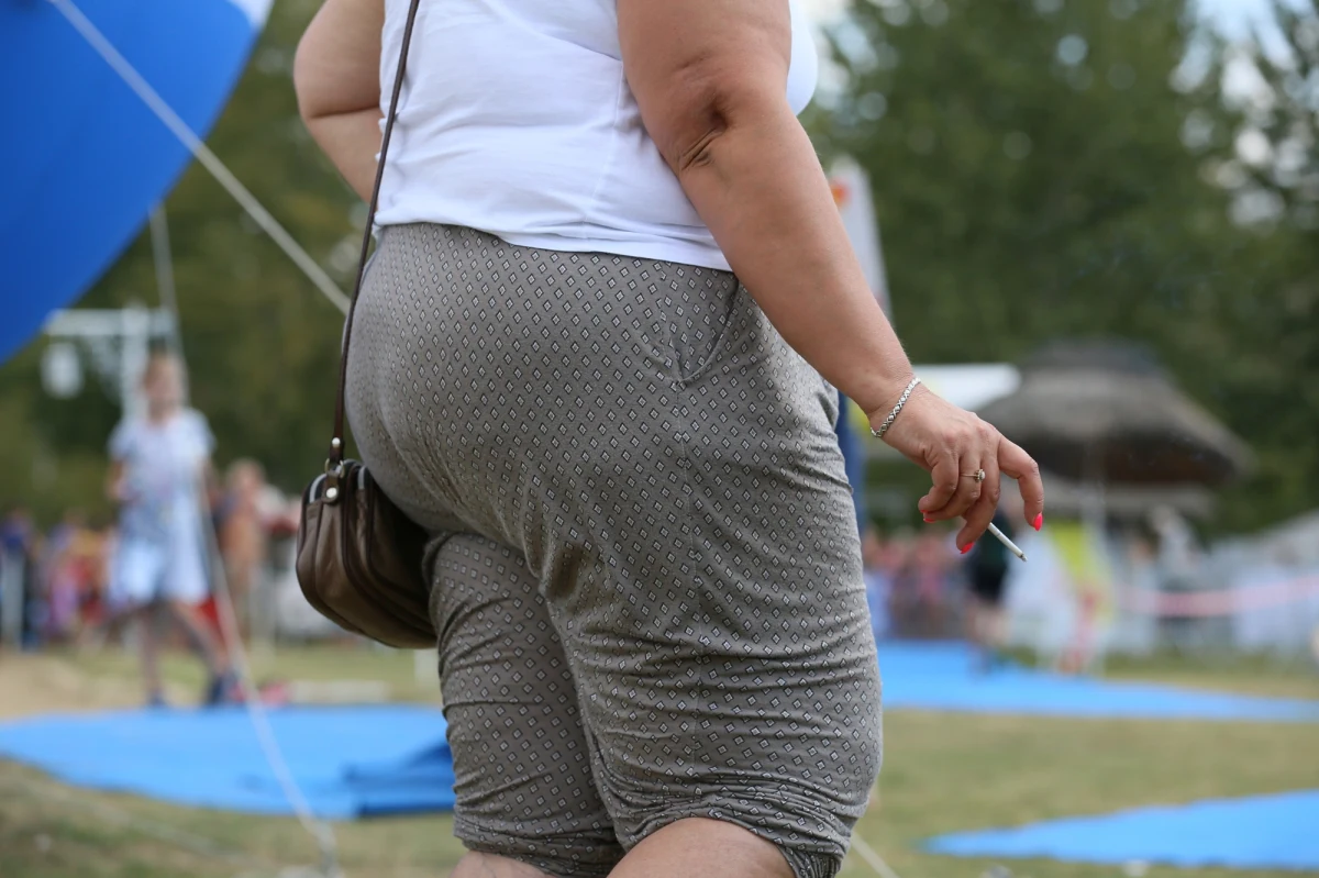 Negatywne skutki niezdrowego stylu życia zaczynamy odczuwać wcześniej, niż nam się wydawało. Eksperci związani z Taylor & Francis Group piszą o tym na łamach czasopisma "Annals of Medicine". Wyniki przeprowadzonych przez nich badań przeglądowych pokazują, że palenie papierosów, nadużywanie alkoholu i brak aktywności fizycznej przynoszą pogorszenie stanu zdrowia odczuwalne już w wieku 36 lat. Autorzy pracy podkreślają więc, że po to, by mieć szanse na szczęśliwą i zdrową starość, trzeba takich nawyków unikać od najmłodszych lat, ewentualnie eliminować je jak najwcześniej.