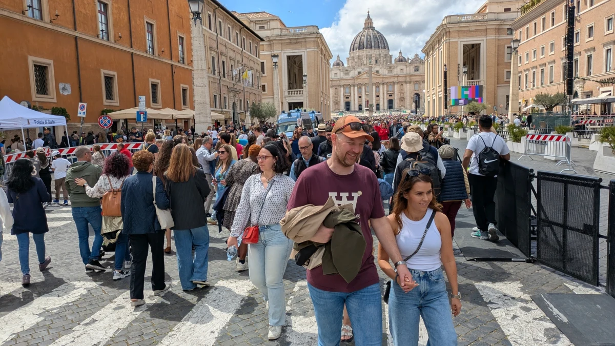 W Rzymie, w przeddzień pogrzebu papieża Franciszka, przybywa wiernych z całego świata. W sobotnich uroczystościach udział wziąć ma ponad 200 tys. osób. "Włoskie media koncentrują się na Donaldzie Trumpie, którego przylot wraz z małżonką Melanią spodziewany jest tu przed północą" - relacjonuje specjalny wysłannik RMF FM w Watykanie Tomasz Staniszewski. "Dookoła widzę żołnierzy, karabinierów, są patrole na koniach, są policyjne psy. Pojawiają się kolejne barierki, zapory. Coraz trudniej dostać się na Via della Conciliazione prowadzącą na pl. Św. Piotra" - dodaje drugi z wysłanników RMF FM Michał Radkowski. O godz. 17 wejście na plac zostało zamknięte.