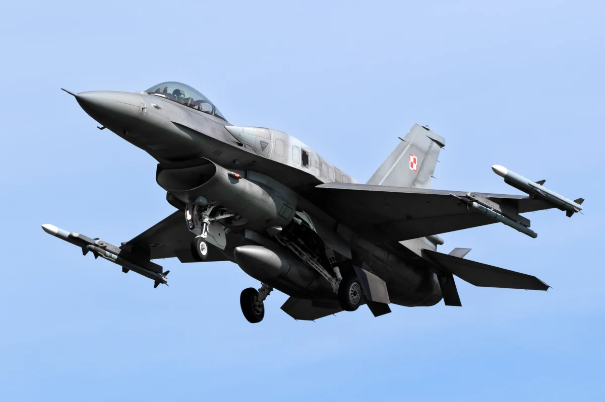 Pokaz F-16, "największy w historii pokaz dronów", orkiestry wojskowe, parady, koncerty - to wszystko zapowiedział premier, zapraszając na niedzielne obchody Tysiąclecia Korony Polskiej. "Warszawa, popołudnie" - dodał Donald Tusk. Wydarzenie będzie niewątpliwą gratką dla fanów sprzętu wojskowego i militariów.R
