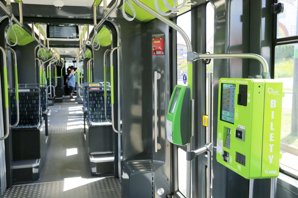 Elbląg zainwestuje w nowoczesne, niskopodłogowe tramwaje, które dostarczy turecka firma Bozankaya Rayli Sistemler. Dzięki ofercie, która okazała się o ponad 35 mln zł tańsza od konkurencyjnej propozycji, miasto zrealizuje istotny krok w modernizacji transportu publicznego. Inwestycja w nową flotę tramwajową oraz modernizacja torowisk wpisują się w ambitny projekt poprawy infrastruktury transportowej w Elblągu.