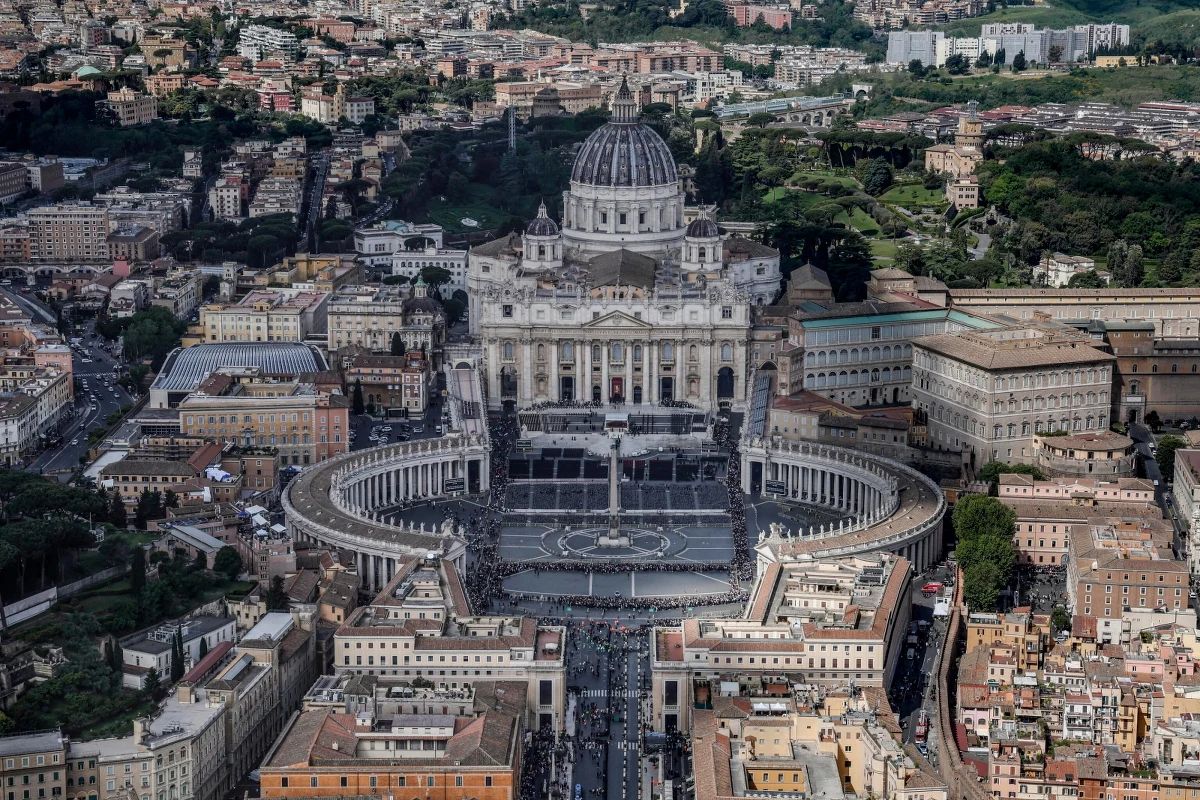 W najbliższą sobotę Watykan stanie się miejscem, gdzie spotkają się przedstawiciele najwyższych władz z całego świata, aby wspólnie pożegnać papieża Franciszka. Uroczystości pogrzebowe rozpoczną się o godz. 10 na placu Świętego Piotra, zgromadzą one nie tylko duchowieństwo, ale i światowych liderów.