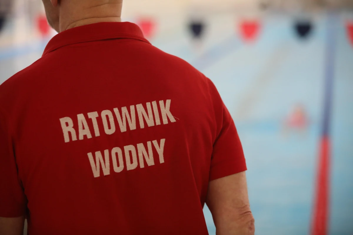 Kryty basen w Ośrodku Inflancka w Warszawie został nagle zamknięty do odwołania, a powodem tego niespodziewanego kroku jest niepokojące zanieczyszczenie wody. Jak informuje sam ośrodek, za całą sytuację odpowiadają... sami korzystający z obiektu.