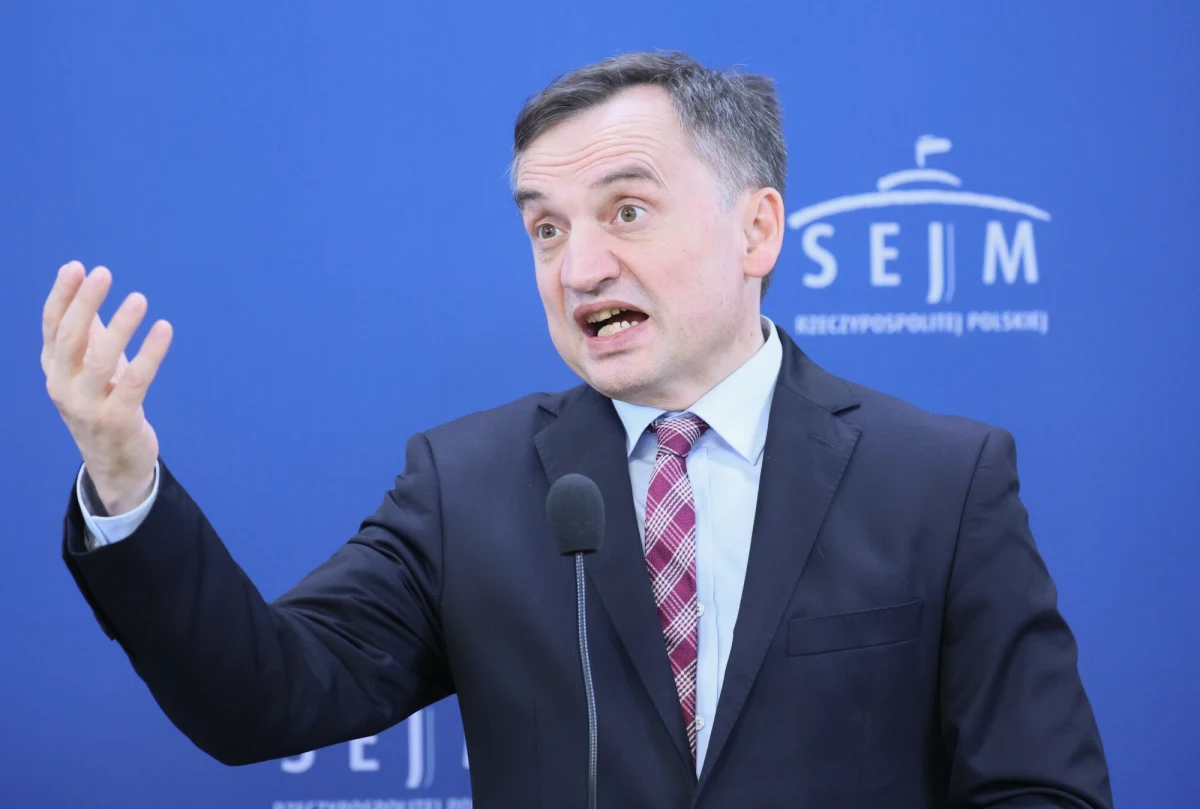 ​Zbigniew Ziobro, były minister sprawiedliwości, złoży do prokuratury zawiadomienie o podejrzeniu popełnienia przestępstwa w związku z  "nielegalną próbą pozbawienia go wolności do 30 dni". Chodzi o wniosek sejmowej komisji śledczej ds. Pegasusa, która domagała się aresztu wobec posła PiS, by moc go przesłuchać.