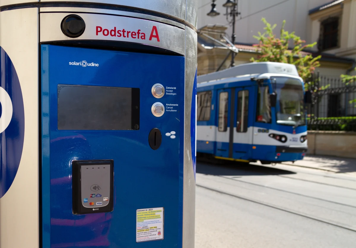 Kraków zyska 240 parkomatów z Warszawy i zaoszczędzi nawet kilkanaście milionów złotych na nowych urządzeniach. Przekazane bezpłatnie maszyny posłużą do wymiany najstarszych modeli, a także do ewentualnego rozszerzenia strefy płatnego parkowania. Miasto przygotowuje się do zmian, które wejdą w życie już od sierpnia.