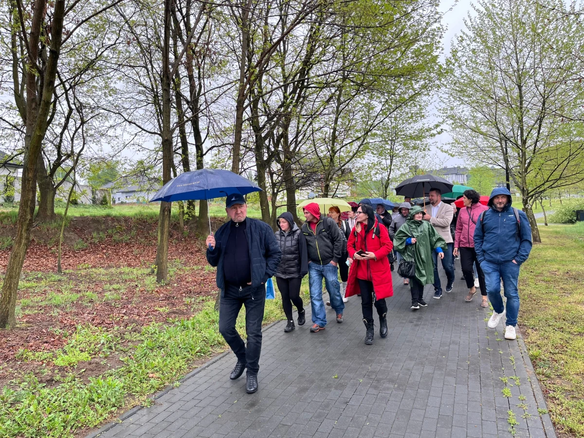 Przekonać nieprzekonanych - taki był cel wizyty powodzian z okolic Stronia Śląskiego w Nieboczowach. To wieś na Śląsku, która kilka lat temu została przeniesiona, aby uwolnić miejsce pod budowę zbiornika Racibórz, który ochronił przed wielką wodą Wrocław czy Opole. Podobny ma powstać na Dolnym Śląsku, ale część mieszkańców nie chce się przeprowadzić. 