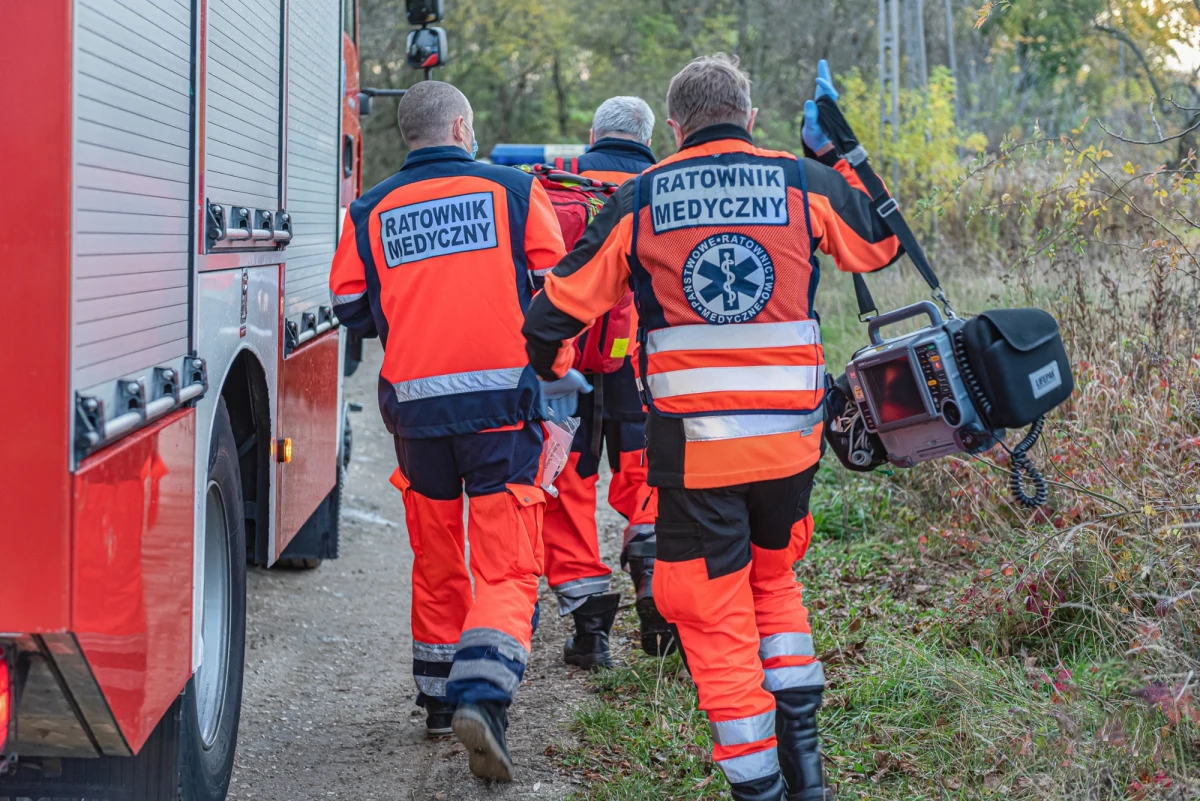 Wprowadzenie kamer nasobnych dla ratowników medycznych może naruszać konstytucyjnie chronione prawo do prywatności - ostrzega Ministerstwo Zdrowia Prezes Urzędu Ochrony Danych Osobowych. To efekt dyskutowanych w resorcie sposobów poprawienia bezpieczeństwa atakowanych coraz częściej ratowników medycznych.