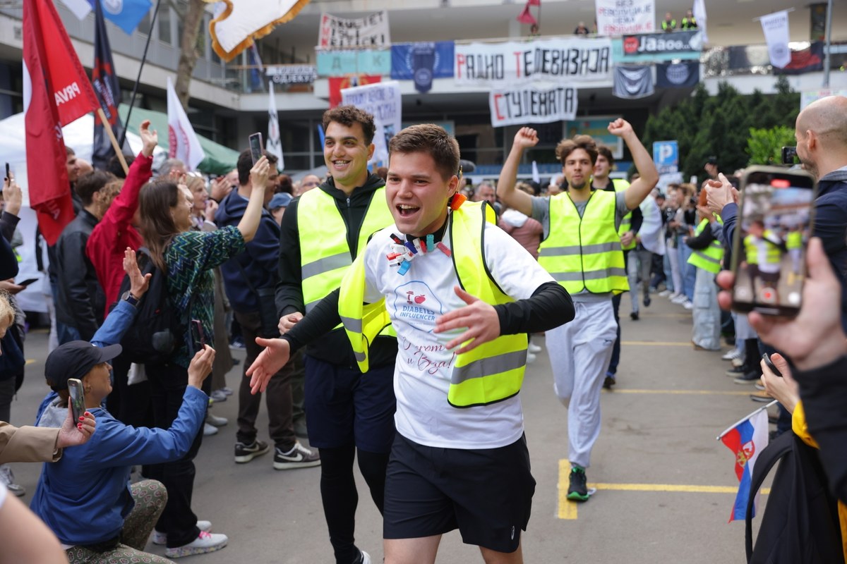 Serbscy studenci w biegu do Brukseli. Mają istotny cel