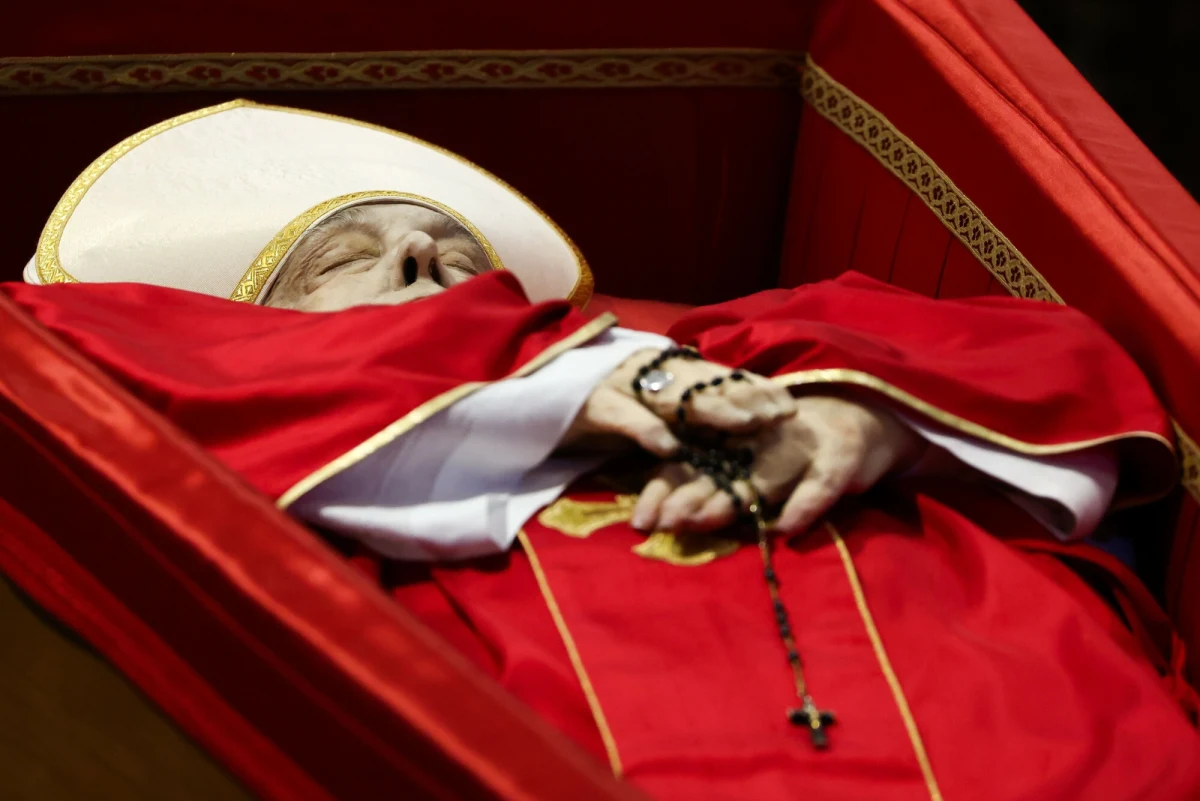 W piątek wieczorem w Watykanie, w Bazylice Świętego Piotra, zamknięto trumnę z ciałem papieża Franciszka. Hołd biskupowi Rzymu od środy złożyło ok. 250 tys. osób.