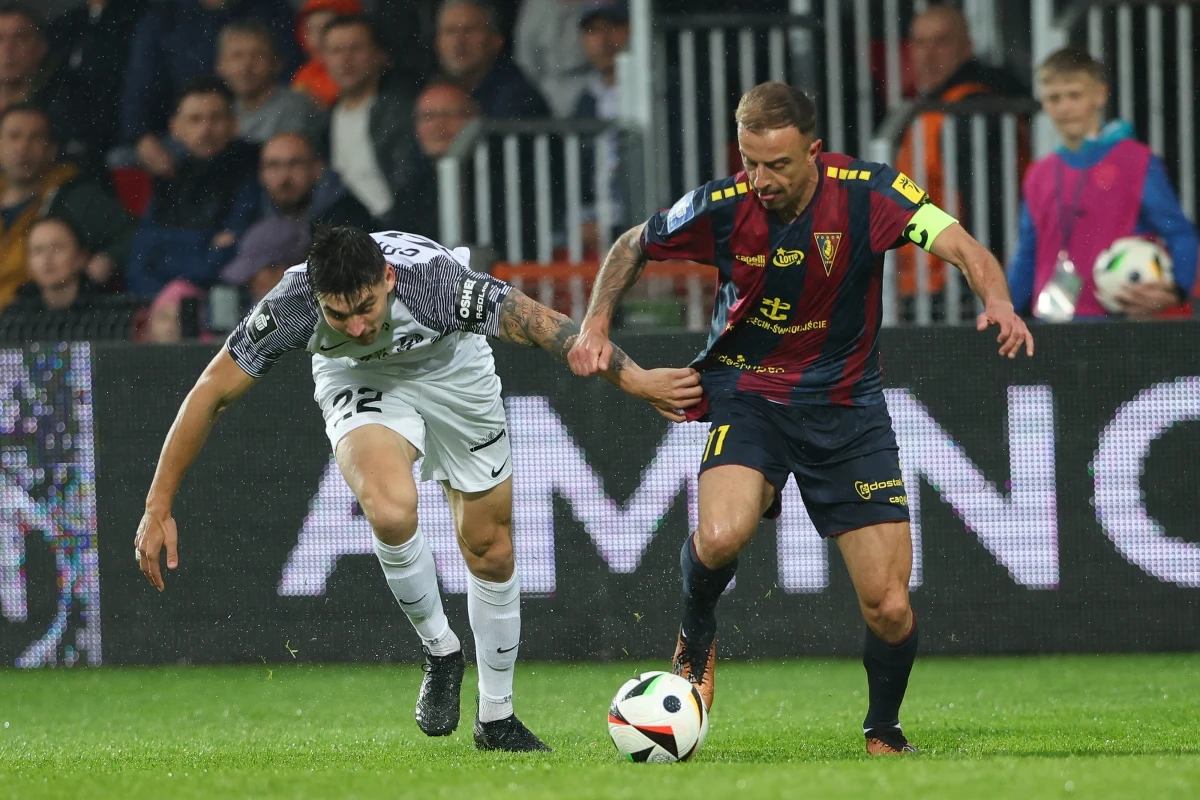 Niesamowite rzeczy działy się w piątek w Niepołomicach. W meczu piłkarskiej Ekstraklasy Puszcza przegrała 4:5 z Pogonią Szczecin, mimo że wygrywała już 4:2. Oba zespoły kończyły spotkanie w dziesiątkę. Cztery gole dla gości strzelił Efthymis Koulouris.