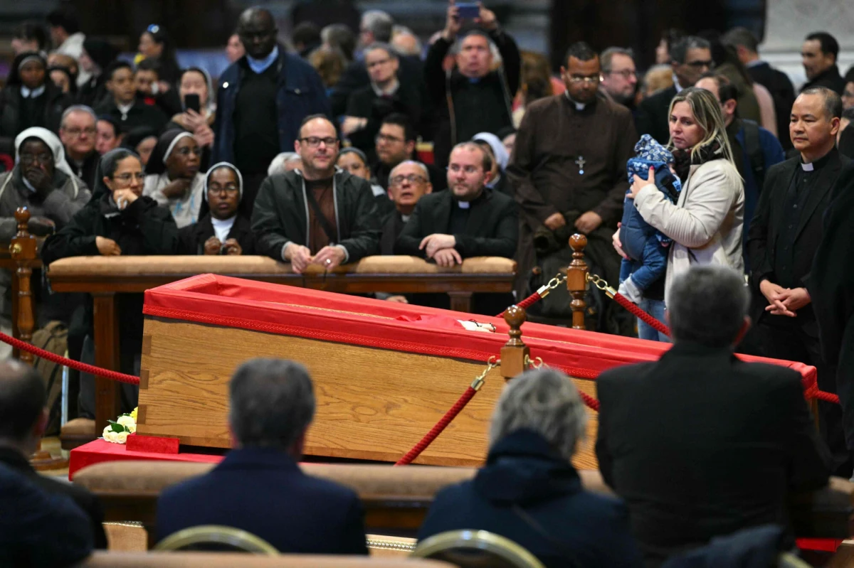 Pół godziny - tyle ma potrwać w sobotę przejazd konduktu żałobnego z trumną papieża z placu świętego Piotra do oddalonej o 6 km bazyliki Matki Bożej Większej, gdzie Franciszek zostanie pochowany. Złożenie trumny do grobu będzie aktem prywatnym - zastrzegł Watykan.