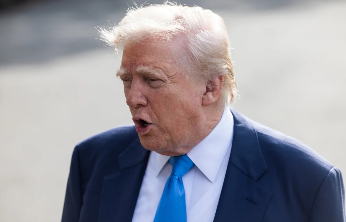 Poparcie dla Donalda Trumpa w Stanach Zjednoczonych maleje - wynika z najnowszego sondażu przeprowadzonego przez "New York Times" i Siena College. Obecnie tylko 42 proc. Amerykanów wyraża aprobatę dla działań prezydenta, podczas gdy niezadowolenie deklaruje aż 54 proc. respondentów. Jest to spadek w porównaniu z poprzednimi badaniami, kiedy to prezydent USA cieszył się większym poparciem, zwłaszcza w kwestiach gospodarczych.