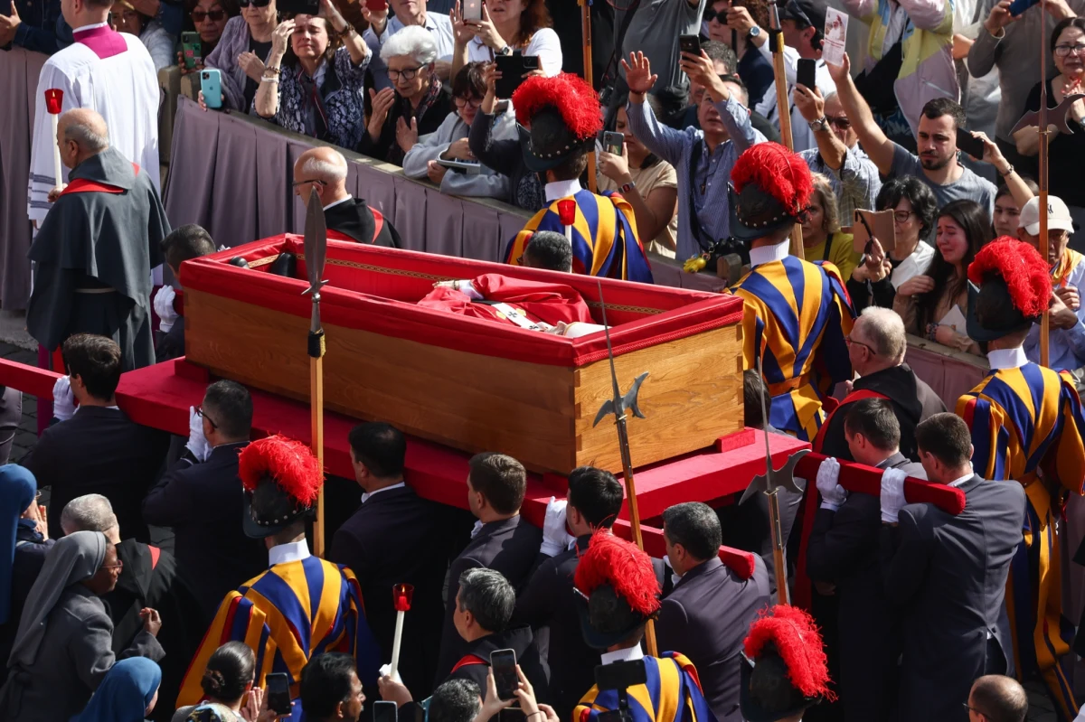 26 kwietnia 2025 roku to dzień, który przejdzie do historii. Dziś odbędzie się pogrzeb papieża Franciszka. Wierni już teraz gromadzą się na placu świętego Piotra. W Polsce transmisje z uroczystości zapowiedziały główne stacje telewizyjne, pogrzeb Ojca Świętego będzie też można śledzić w internecie.