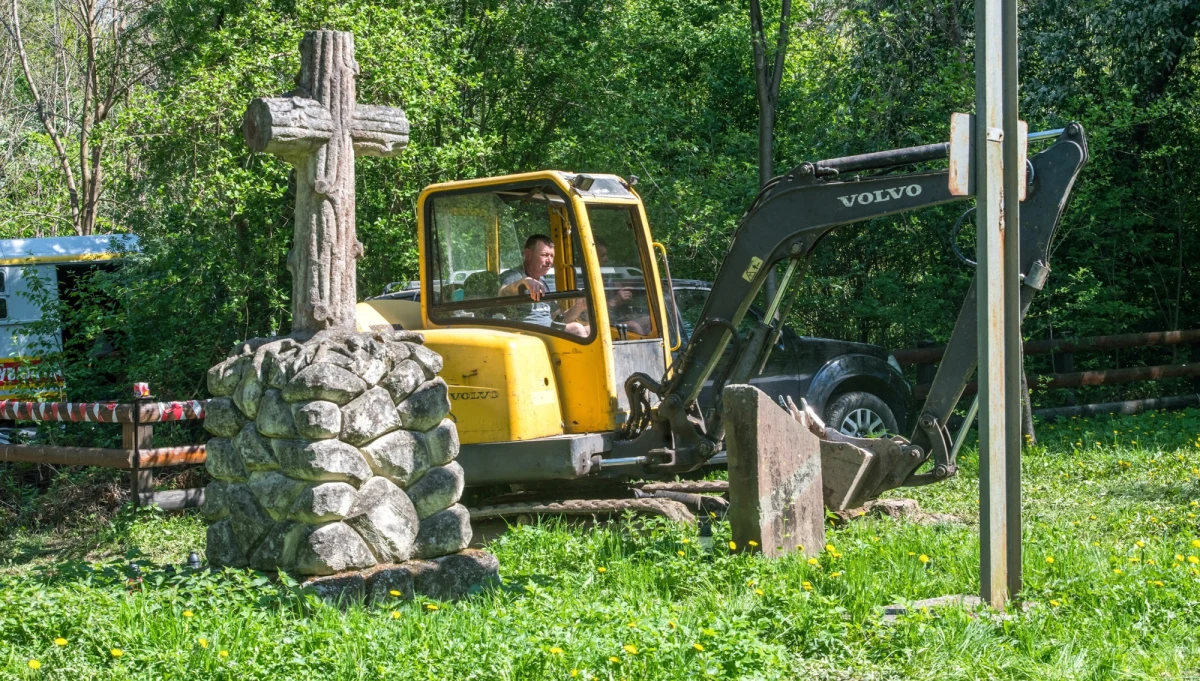 W nieistniejącej już wsi Puźniki niedaleko Tarnopola w zachodniej Ukrainie trwają przygotowania do ekshumacji ofiar ludobójstwa dokonanego przez żołnierzy UPA. Wszystkie drzewa, które rosły w miejscu masowego grobu, zostały już wycięte, a archeolodzy przy użyciu koparki zdjęli pierwszą warstwę ziemi. Wysłannik RMF FM Jakub Rybski rozmawiał z panią Kateryną, która w czasie zbrodni wołyńskiej miała 8 lat. "Żal było Puźnik. Nasi ludzie żałowali. Przecież chodziliśmy tam czy do szkoły, czy do kościoła. Przecież Bóg jest jeden" - powiedziała Ukrainka. 