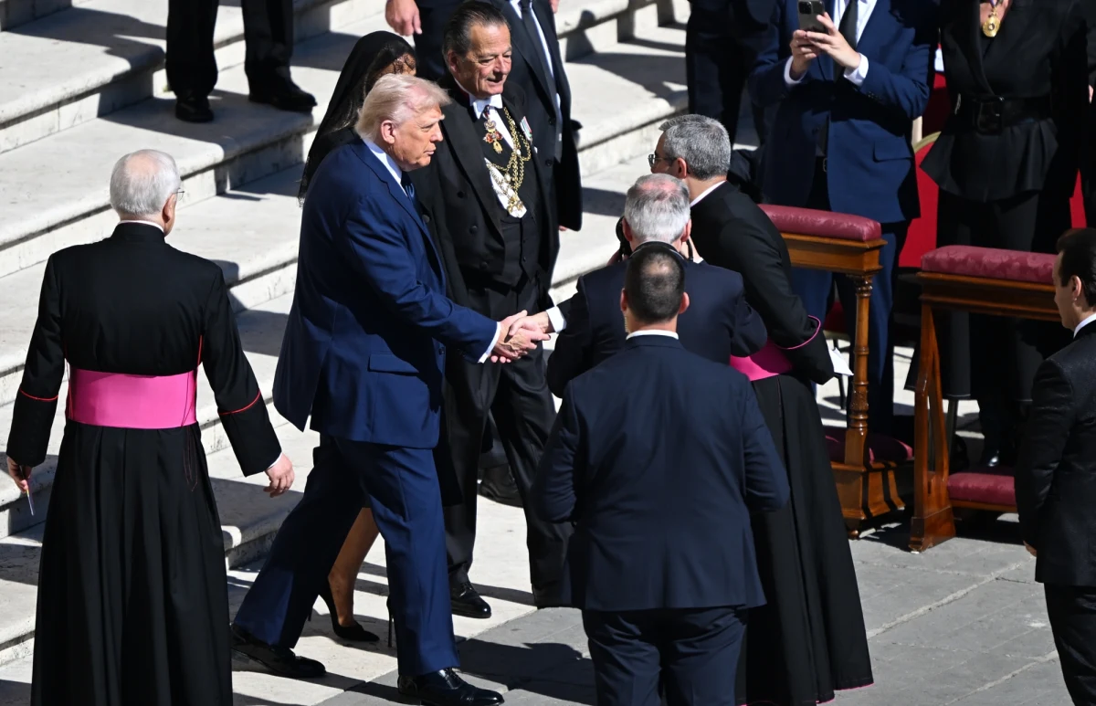 Na pogrzeb papieża Franciszka do Watykanu przybyło kilkudziesięciu światowych przywódców, m.in. prezydent Stanów Zjednoczonych Donald Trump. W rejonie Watykanu, w związku z obecnością 160 delegacji, panują nadzwyczajne środki bezpieczeństwa.