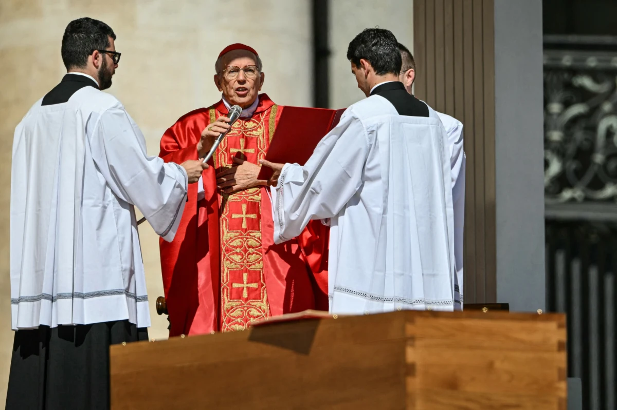 "Pomimo słabości i cierpienia ostatniego czasu papież Franciszek wybrał drogę poświęcenia aż do ostatniego dnia swojego życia na ziemi" - powiedział w homilii podczas pogrzebu papieża Franciszka kardynał Giovanni Battista Re. Uroczystości na placu Świętego Piotra w Watykanie trwają.