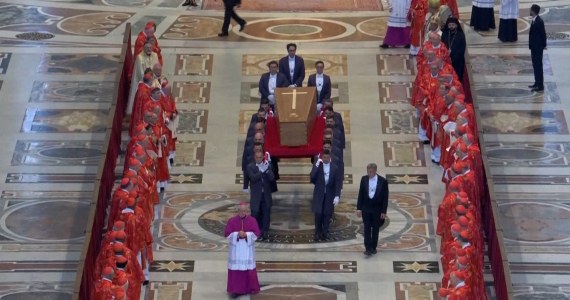 Trumna papieża Franciszka opuściła watykańską bazylikę