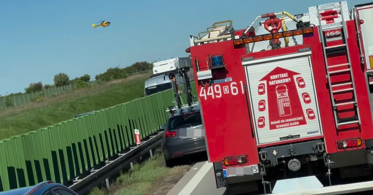 W sobotni poranek, w pobliżu węzła Wądroże Wielkie na autostradzie A4 doszło do potężnego karambolu z udziałem ośmiu pojazdów. Na miejscu interweniowały cztery zespoły ratownictwa medycznego oraz śmigłowiec LPR. Siedem osób zostało rannych, a ruch na trasie w kierunku Zgorzelca był poważnie utrudniony. 