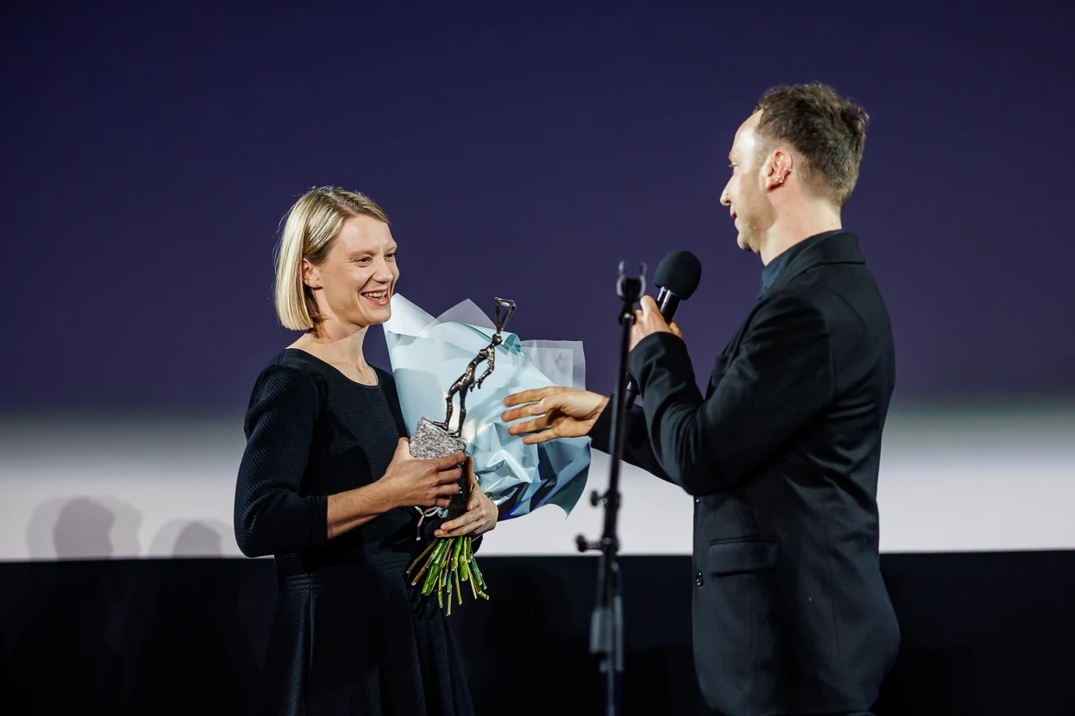 Emocje i spotkania z gwiazdami - tak wygląda drugi dzień festiwalu Mastercard OFF CAMERA w Krakowie! Miasteczko Filmowe przy Galerii Krakowskiej tętni życiem, a na uczestników czekają nie tylko seanse pod gołym niebem, ale też inspirujące rozmowy z twórcami, warsztaty i konkursy. Po uroczystej Gali Otwarcia i wręczeniu Nagrody Specjalnej "Pod Prąd" Mii Wasikowskiej, festiwal nabiera tempa, a organizatorzy zapowiadają kolejne atrakcje, które przyciągną zarówno miłośników kina, jak i całe rodziny.