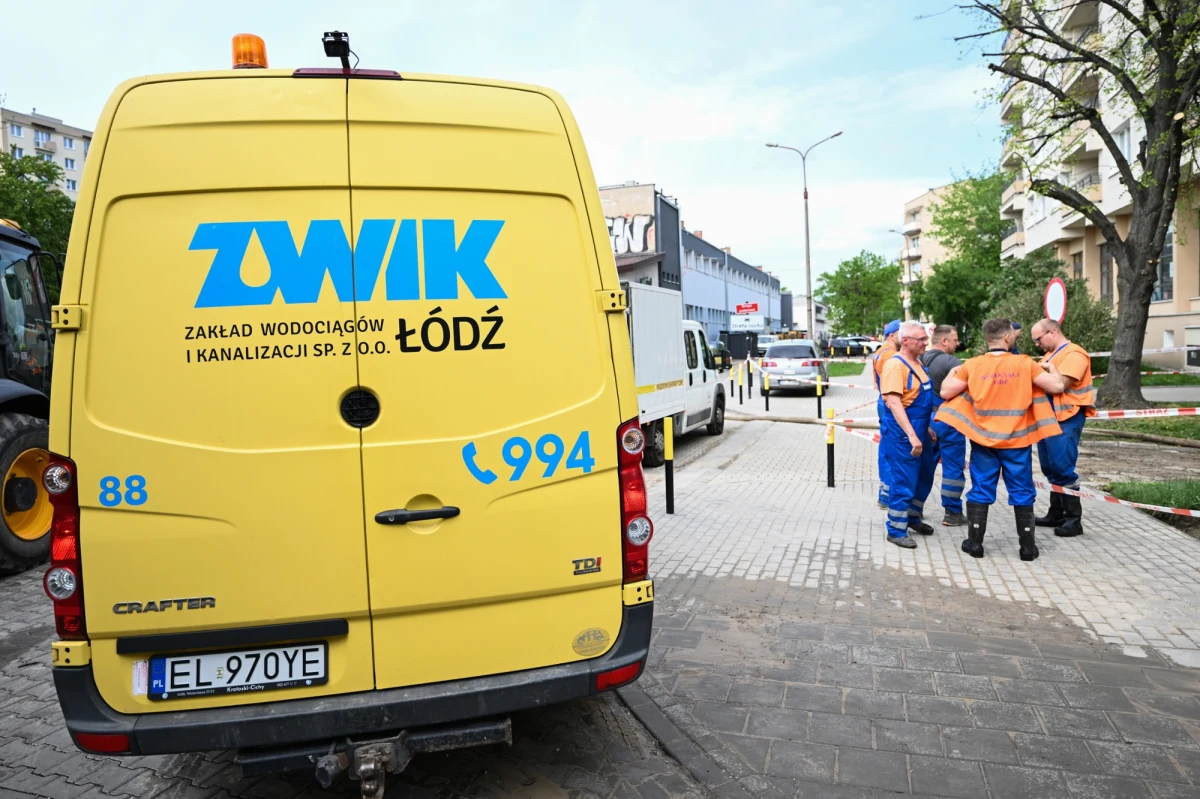 Awaria wodociągu sparaliżowała ruch na jednej z najważniejszych ulic Łodzi. Ulica Pabianicka została częściowo zamknięta, a kierowcy i pasażerowie komunikacji miejskiej muszą liczyć się z poważnymi utrudnieniami, które potrwają nawet kilka dni. Zalana jezdnia, objazdy i przerwy w dostawie wody – to codzienność mieszkańców południowej części miasta. Służby pracują bez przerwy, by jak najszybciej usunąć skutki awarii, ale powrót do normalności nie nastąpi od razu.