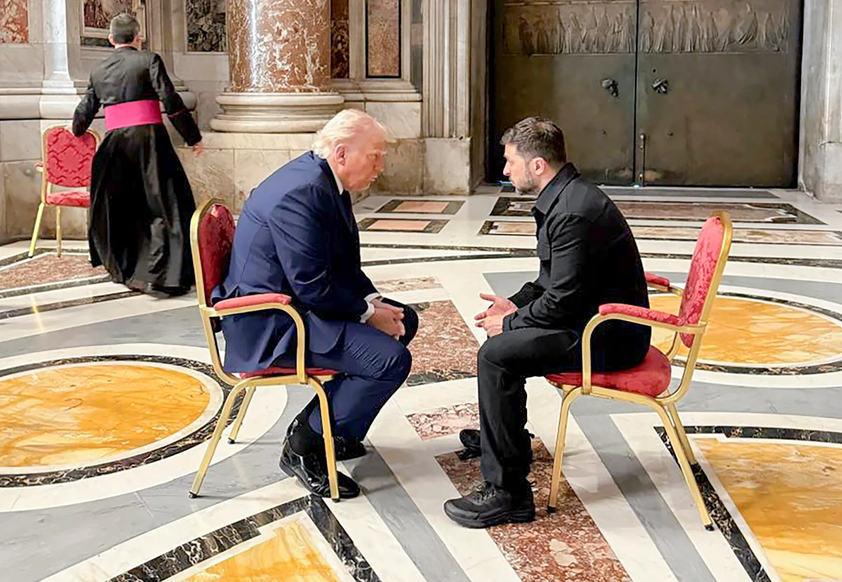 W Rzymie dochodzi dziś do historycznych wydarzeń - z jednej strony pogrzeb papieża Franciszka, z drugiej strony istotne rozmowy polityczne. W Watykanie spotkali się Donald Trump i Wołodymyr Zełenski. Zdjęcie z tego spotkania obiega świat.