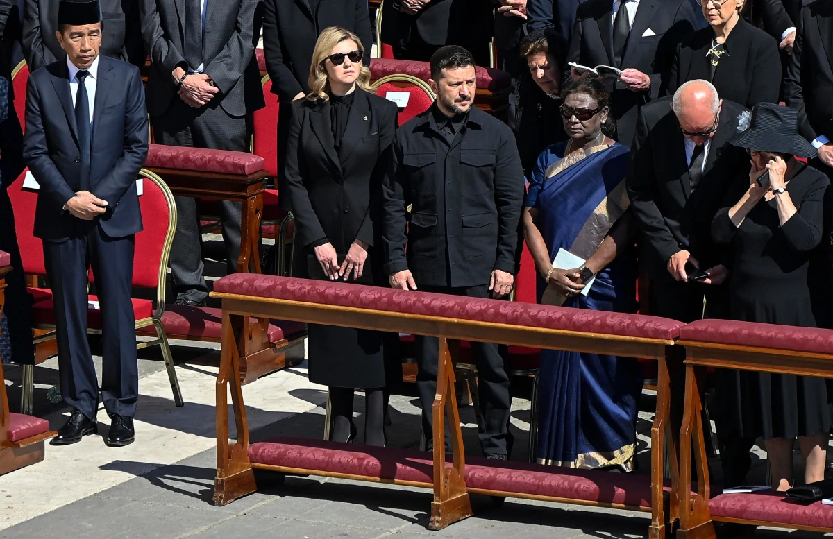 Wołodymyr Zełenski oficjalnie skomentował spotkanie z Donaldem Trumpem, do którego doszło w Bazylice Świętego Piotra. Ukraiński prezydent zdradził też, jakie tematy poruszył w rozmowie ze swoim amerykańskim odpowiednikiem. Zełenski miał okazję porozmawiać również z przywódcami innych krajów.