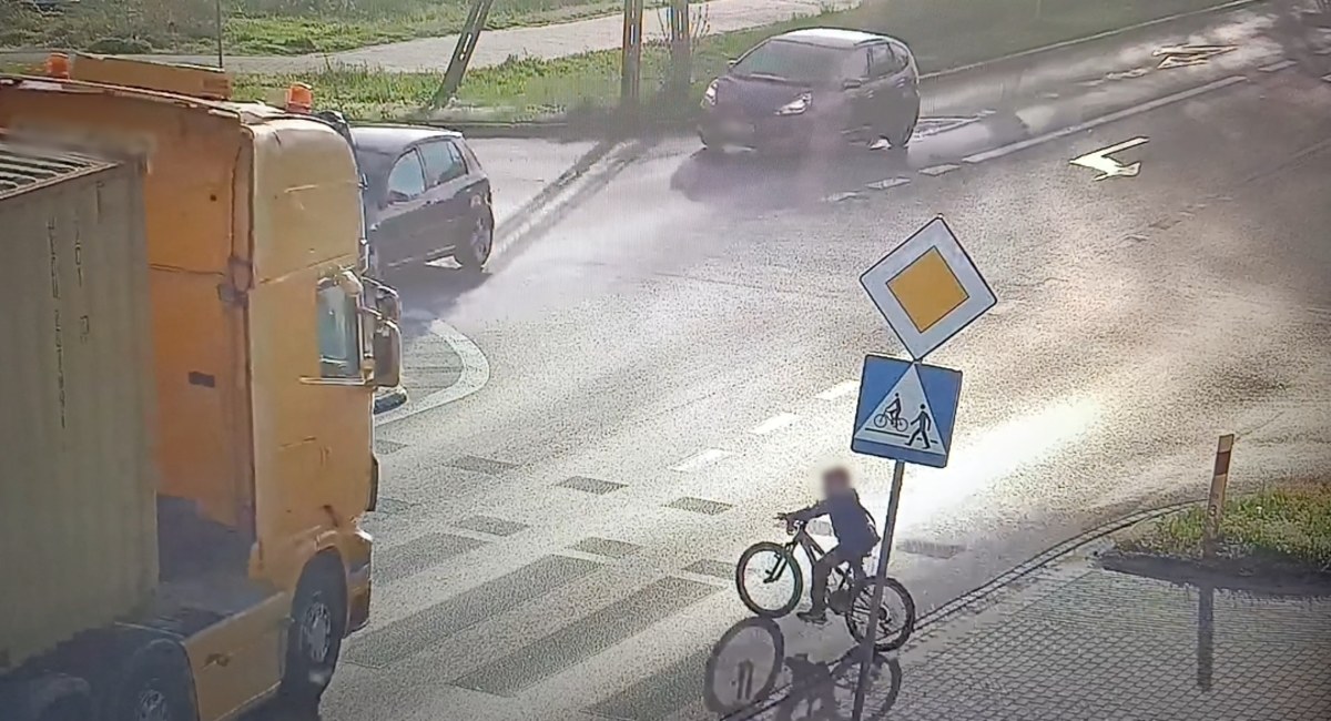 Policjanci wyjaśniają przyczyny groźnego wypadku, do którego doszło na skrzyżowaniu ul. Pułtuskiej z Graficzną i Sikorskiego w Wyszkowie (Mazowieckie). Kierujący ciężarówką zderzył się z przejeżdżającym przez oznakowane przejście dla pieszych 8-letnim rowerzystą. Na miejscu lądowało Lotnicze Pogotowie Ratunkowe. Chłopiec trafił do szpitala. 