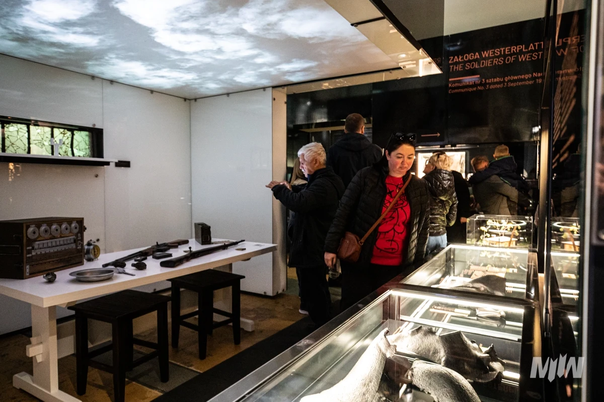 Westerplatte, symbol polskiej niezłomności i odwagi, nadal kryje w sobie tajemnice, które odkrywają archeolodzy. Podczas wykopalisk ujawniono unikalne artefakty, które po latach wracają na światło dzienne, by opowiedzieć swoją historię. Zaprezentowano wystawę „Pamięć w ziemi zapisana. Archeologia Westerplatte”.