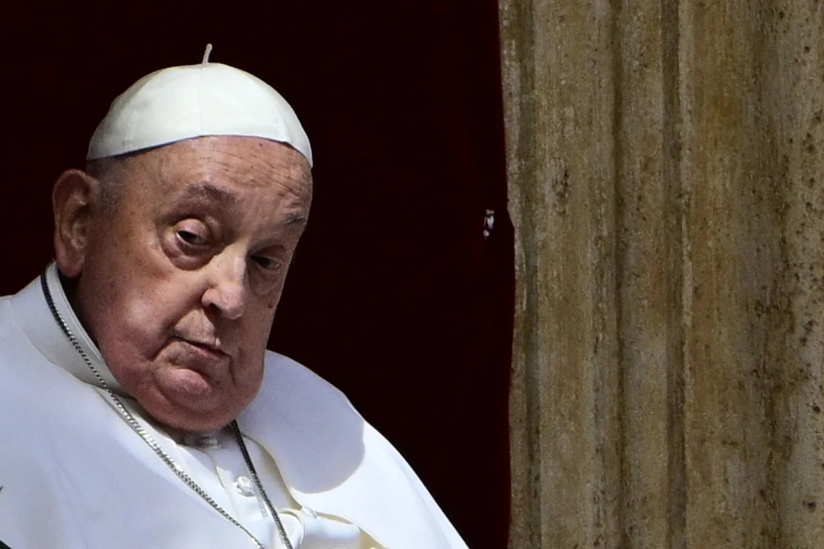 W sobotę 26 kwietnia w Watykanie odbył się pogrzeb papieża Franciszka. Uroczystość zgromadziła setki tysięcy wiernych, najważniejszych światowych przywódców i koronowane głowy. Ceremonia pożegnalna była wydarzeniem o ogromnym znaczeniu religijnym, politycznym i społecznym. Zapamiętamy ją jako uroczystość pełną symboli, gestów solidarności z ubogimi, ale także jako miejsce ważnych spotkań światowych przywódców, m.in. Wołodymyra Zełenskiego i Donalda Trumpa. Ten dzień z pewnością przejdzie do historii.