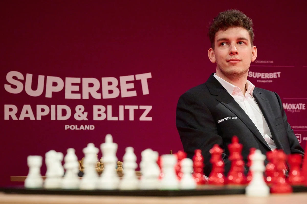 W Warszawie rozpoczyna się prestiżowy turniej szachowy Superbet Rapid & Blitz 2025 w ramach 10. edycji cyklu Grand Chess Tour. Wśród szachowych gwiazd obecny jest m.in. polski arcymistrz szachowy Jan-Krzysztof Duda, z którym przed rozpoczęciem rywalizacji porozmawiał dziennikarz sportowy RMF FM Cezary Dziwiszek. Dyskutowali nie tylko o rywalizacji sportowej, ale m.in. stosunku do sztucznej inteligencji w szachach i karze dla Magnusa Carlsena za... próbę gry w jeansach.