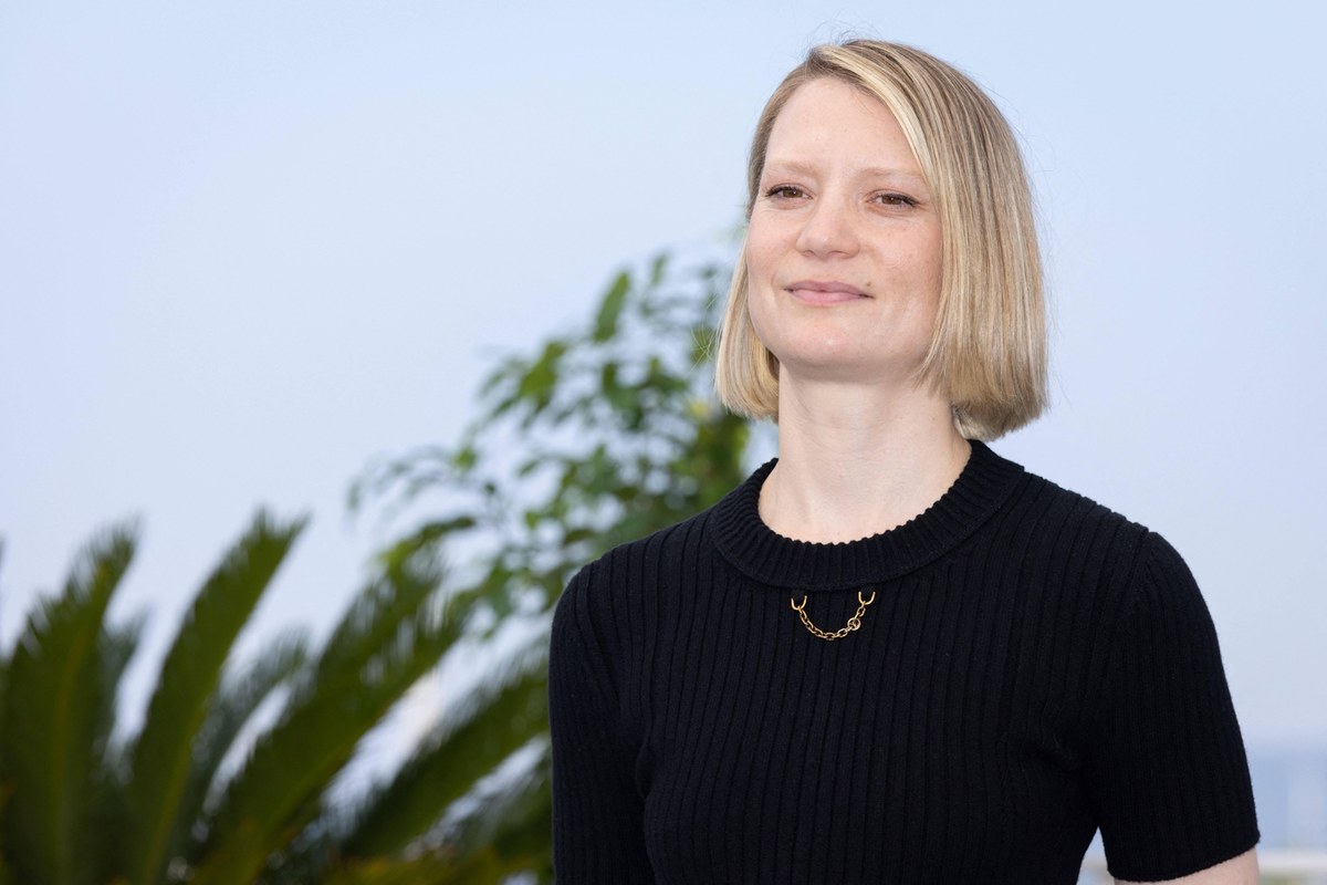 Umiejętnie łączy kino komercyjne z niezależnym. Mia Wasikowska właśnie za to odebrała na festiwalu Mastercard Off Camera w Krakowie nagrodę "Pod prąd". "Mam ogromny sentyment do Polski" - mówi w RMF FM znana aktorka. Jej mama Marzena jest fotografką, w latach 70. wyemigrowała do Australii. Mają niezwykłą więź. "Wiesz, jak to jest na linii matka-córka" - śmieje się Mia, rozmawiając z dziennikarką RMF FM Katarzyną Sobiechowską-Szuchtą. "Relacje czasem bywają szalone, skomplikowane. Ale bardzo ją kocham" - zapewnia aktorka.  