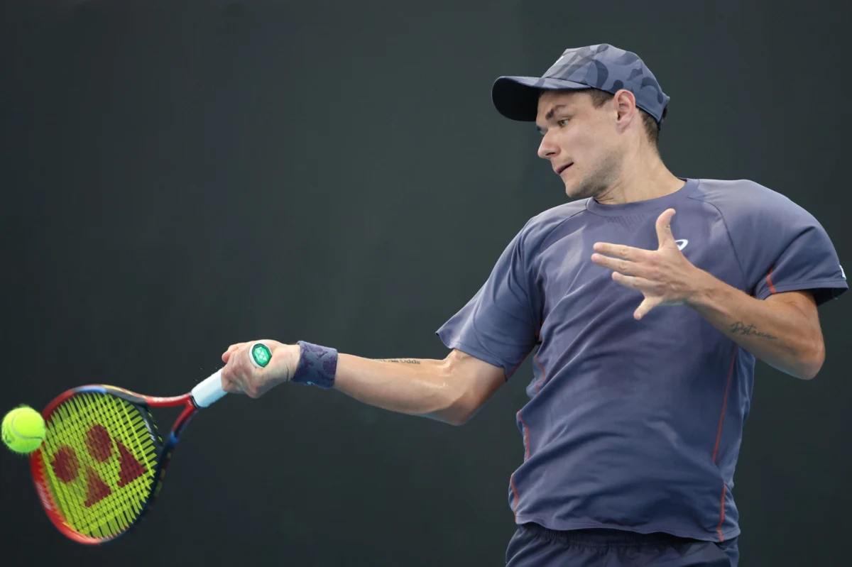 Tenisista Kamil Majchrzak przegrał mecz drugiej rundy turnieju ATP 1000 na kortach ziemnych w Madrycie. Polak uległ Kanadyjczykowi Gabrielowi Diallo 5:7, 6:4, 4:6. Mecz trwał dwie godziny i 11 minut. Obaj zawodnicy rozpoczęli grę w Hiszpanii od kwalifikacji.