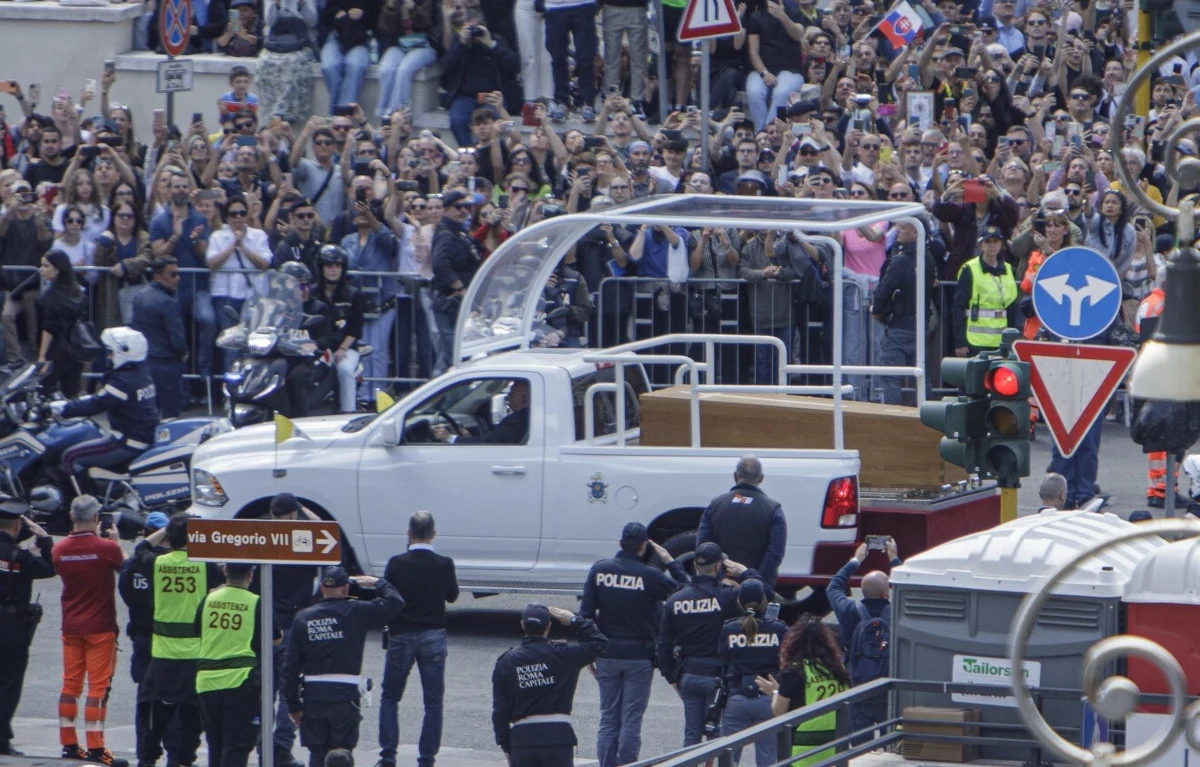 Incydent podczas uroczystości pogrzebowych papieża Franciszka w Watykanie. Włoskie media podają, że mężczyzna próbował przeskoczyć przez barierki zabezpieczające na placu św. Piotra. Intruz został szybko zatrzymany przez Żandarmerię Watykańską. 